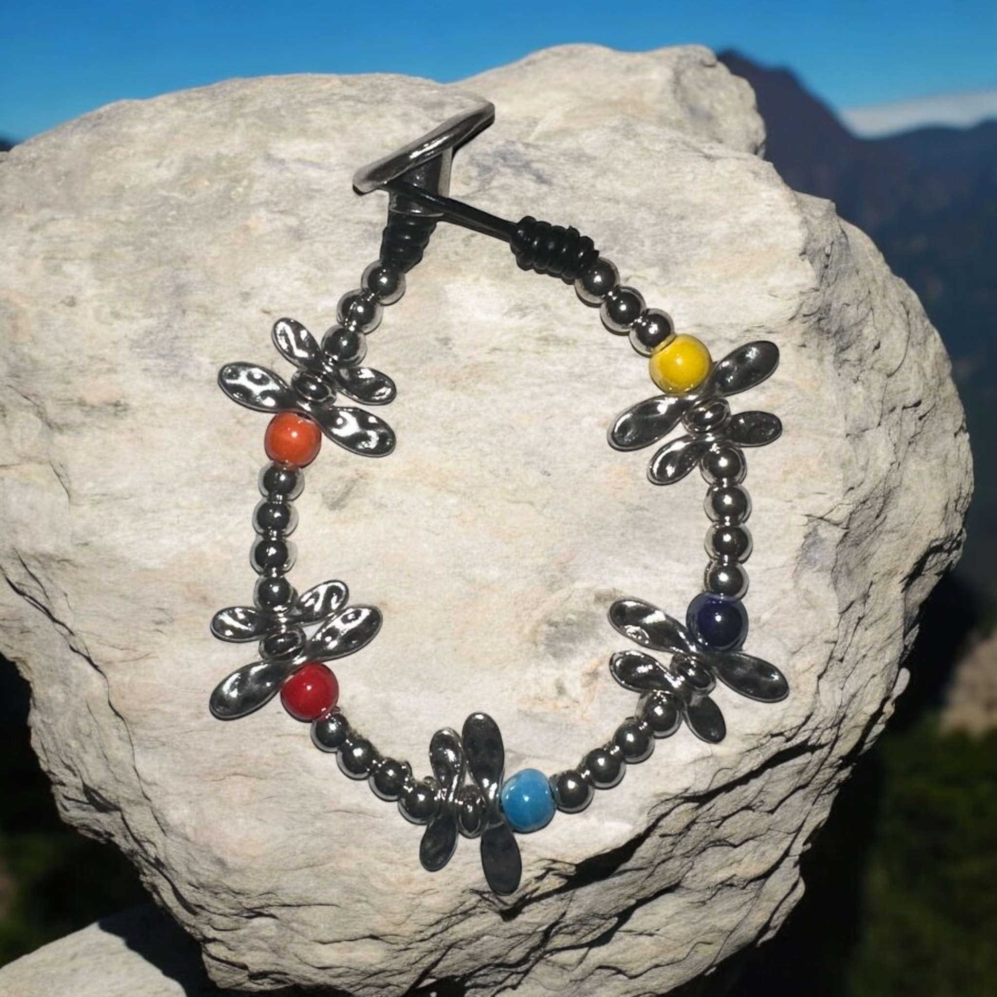 Pulsera de Zamak Hecha a Mano con Libélulas y Cerámicas de Colores
