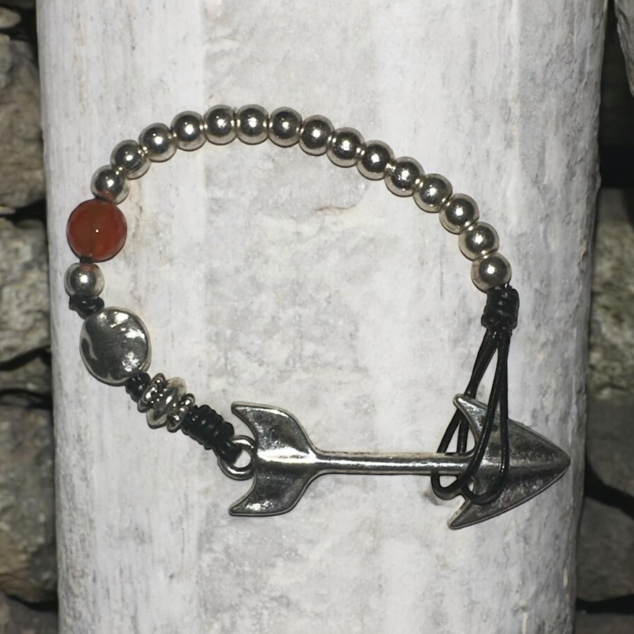 Pulsera artesanal de zamak con diseño de flecha